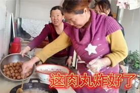 实拍晋北农村炸丸子，几个简单动作就香酥可口，果然高手在民间视频封面