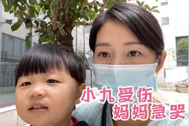 母子俩骑车摔跤，小九头部出血晨晨快急哭了，孩子受伤妈妈最心痛视频封面