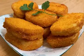 香炸臭豆腐外酥里嫩，闻着臭吃着香。做法简单，欢迎大家参考视频封面