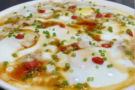 厨师长教你肉饼卧蛋的家常做法，步骤详细，鲜嫩多汁下酒又下饭