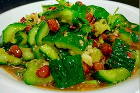 大厨分享一道独特“凉拌黄瓜”家常做法，三分钟就能轻松掌握美味