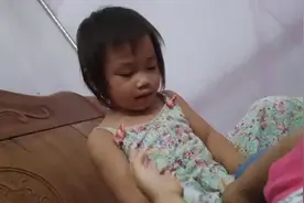 哥哥和妹妹打架，妹妹展露了女汉子一面视频封面