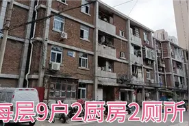 吴家窑大街旁的春光楼，60多年的老伙单楼，都是打工人在此居住。