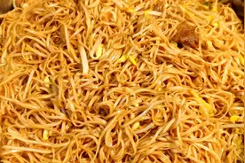 这才是“焖面”的正确做法，我家一周吃七次，鲜香入味不沾不坨！