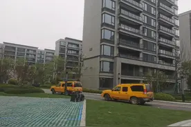 每个人发十年工资，全公司放假十年！大家记得按时回来上班！视频封面