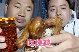 河南小伙在苏州打工，吃着河南的烧鸡大肠，配上二两酒真幸福啊视频封面