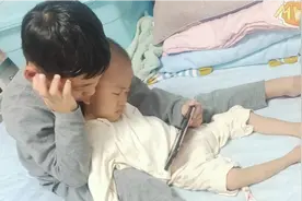 妈妈洗澡出来看到暖心一幕,哥哥抱着脑瘫弟弟一边上课一边哄睡着视频封面