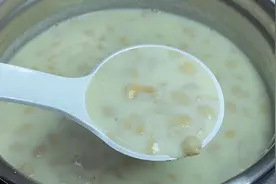 教你在家做传统风味福建花生汤，做法详细简单，奶白软糯香甜好吃