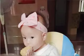 带娃日常 ，我这是养个什么奇怪癖好的宝宝，喜欢捏纸尿裤睡觉😂视频封面