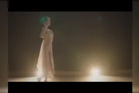 女主惊艳出场与男主眼神拉丝视频封面