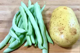 一把四季豆搭配一个土豆，出锅没想到这么好吃，用料简单味道足。视频封面