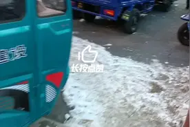 一排排的三轮摩托车什么型号的都有，做生意的人拉货赶集正好用。视频封面