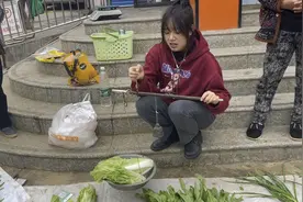 遇20岁湖南妹子路边摆摊卖菜，过去逗一下，哪想她“套路”这么多视频封面