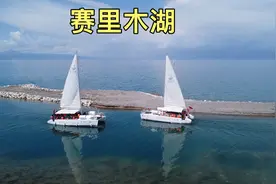 新疆的赛里木湖，湖水很蓝很清澈，可以开车进去玩！