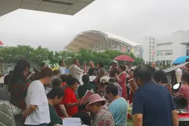人山人海，红旗招展，血染的风采响彻体育场的云霄视频封面