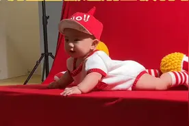 四个月宝宝拍百日照，萌翻了整个影楼，老板邀请宝宝当模特视频封面