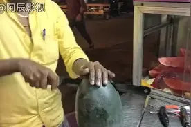 同样是切西瓜，印度速度快，中国干净卫生，谁更胜一筹?视频封面
