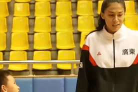 1米95猛将迪拉娜压哨入选女篮世界杯大名单，曾轰42+8，攻防兼备视频封面