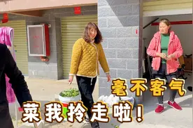楼下邻居刚择好的菜，真真直接连桶拎回家，龙龙无奈咋这么不客气视频封面