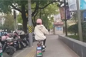 美女电动车，优雅走过，电动车成为人们主要代步工具。视频封面