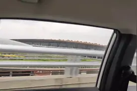 到达北京首都机场T3航站楼！飞机轻轨换成真方便！仔细看轻轨在哪视频封面