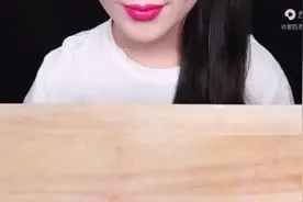 美女吃巧克力雪糕🍦视频封面