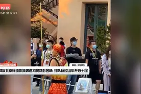 刘昊然彭昱畅北京环球影城被偶遇 排队玩过山车开心十足视频封面