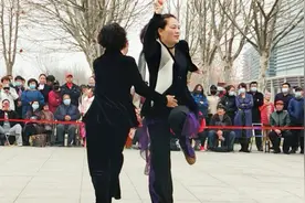 40岁的小姑子和嫂子一起跳舞 ，嫂子身材丰满，小姑子热情奔放视频封面