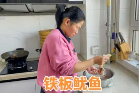 小胖想吃铁板鱿鱼了，阿源用烤箱做铁板鱿鱼，做好后小胖说喷香