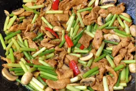 厨师长教你蒜苔炒肉的家常做法，步骤详细，脆嫩入味下酒又下饭视频封面