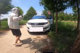 陆风x7停路边车门居然自动反锁了 这么热的天可把人急的不行视频封面
