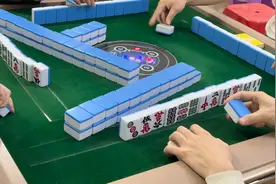 红中麻将:在疫情期间，大学生都不去上课。在打麻将了。视频封面