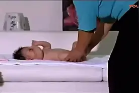 婴儿换尿布视频封面