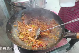 贵州的物价贵不贵？路边炒个饭都涨到10块了，消费贵吓跑旅游业呀视频封面