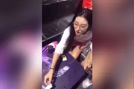 果然戴眼镜的不一般！视频封面