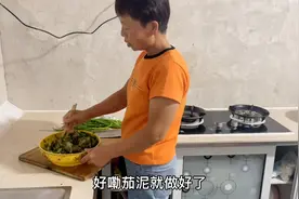 大嫂晚上回家叫大家一手自己爱吃的咸菜叫韭茄子，看大嫂怎么制作