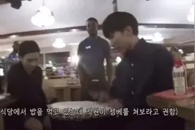 在南非饭店 店员拿出一个非洲鼓 即兴开始 合唱 震撼视频封面