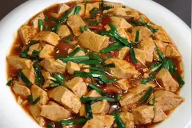 厨师长教你西红柿炖豆腐家常做法，步骤详细，滑嫩入味下酒又下饭视频封面