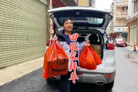 炮哥陪媳妇回娘家，媳妇拿东西不眨眼装了一车，听听她怎么说视频封面