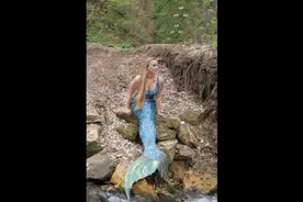 看看小姐姐如何制作美人鱼视频封面