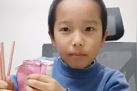 今天吃了草莓味的巧克力棒，外面裹着草莓，里面是饼干，太没味了视频封面