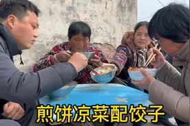 农村初二不能吃面条，奶奶中午准备三样饭，煎饼凉菜配饺子，丰盛