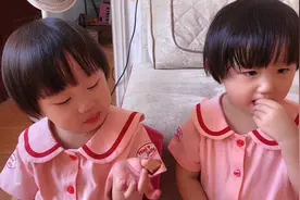 爸爸差一点把双胞胎宝宝弄丢了，吓得脑子一片空白束手无策视频封面