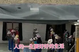 藏族妇女工地干活场景(打阿嘎土)，整理地面，纯手工劳作。视频封面