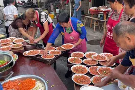 保姆儿子在农村摆酒席结婚，共计30桌1桌800，我随礼5千吃到撑视频封面