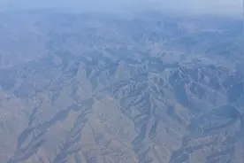 从重庆坐飞机到北京，高空中看秦岭山脉全景，很少见到这样的美景视频封面