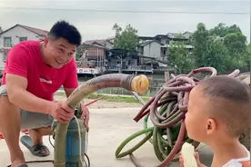 奶奶说家里果树口渴了，倩倩拿抽水泵灌水，顺便让儿子也把车洗好视频封面