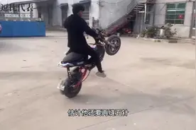 爆笑：表弟刚买的鬼火，非要给表演个翘头骑，这结局有点吓人啊视频封面