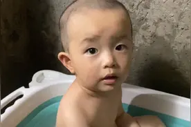 1岁9个月的宝宝不爱洗澡，各种抗拒，宝妈想了个办法，竟不愿上岸视频封面