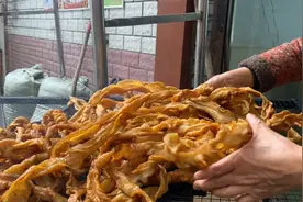 婆婆做的第一批腊猪大肠出炉，小菲立马打包发货，上班直播两不误视频封面